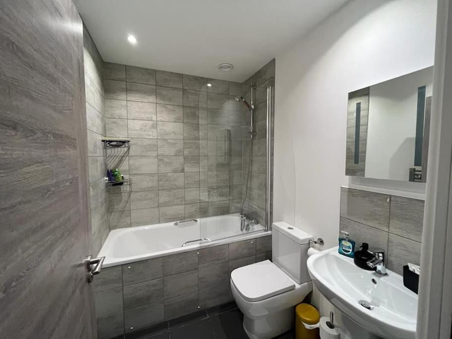 Bayard Luxe 2 Bedroom Penthouse Duplex Peterborough Bagian luar foto