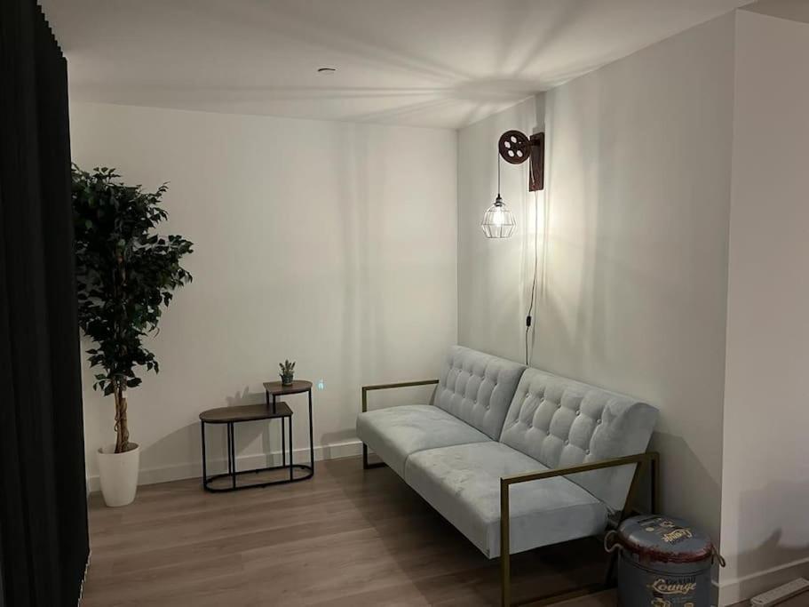 Bayard Luxe 2 Bedroom Penthouse Duplex Peterborough Bagian luar foto