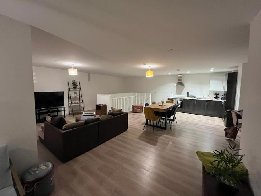 Bayard Luxe 2 Bedroom Penthouse Duplex Peterborough Bagian luar foto
